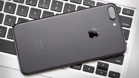 <p>Kamera uygulamasındaki en büyük değişiklerden biri de şüphesiz ki üçüncü parti bir uygulamaya ihtiyaç duymadan Apple kamerası ile QR kod taraması yapabilmek olacak.</p>

<p> </p>
