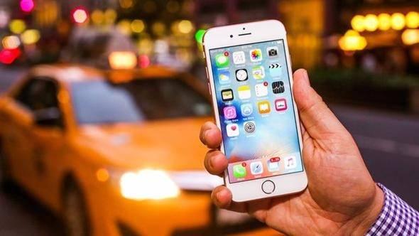<p>Bu özellik aslında uzun zamandır iOS’un içinde gömülüydü fakat ancak iOS 11 ile birlikte kullanılabilir hale geldi. Emoji simgesinin üzerinde parmağınızı basılı tutun, ardından klavyeyi istediğiniz boyuta ayarlayın. Bu kadar kolay. Klavyeyi eski haline getirmek için işlemi tekrarlayabilirsiniz.</p>
<p> </p>