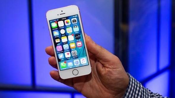 <p>iOS 11’de bildirim merkezi ile kilit ekranı tamamen birleşiyor. Artık eski bildirimlerinizi liste halinde görmek için ekranı aşağı kaydırmanız yeterli. Ayrıca bildirimleri kontrol etmek de son derece kolaylaşıyor. Bir bildirimi açmak için sağa, silmek için sola kaydırmanız yeterli.</p>
<p> </p>