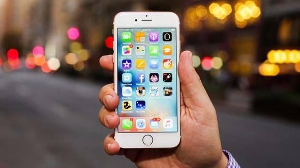<p>iOS 11 ile birlikte ‘işe yaramaz’ iCoud Drive’ın yerini ‘dosyalar’ uygulaması alıyor. Dosyalar uygulaması sayesinde cihazdaki, iCloud’daki hatta üçüncü parti bir uygulamadaki dosyalarınıza bilgisayarlardaki gibi kolayca ulaşabilirsiniz.</p>

<p> </p>
