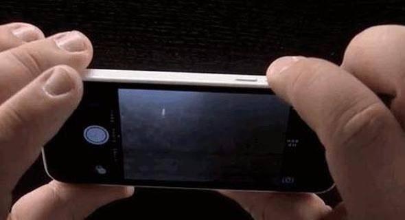 <p>Bunun dışında kamera modundayken iPhone'un ses açma kapama butonlarıyla da fotoğraf makinesi kullanır gibi fotoğraf çekebilirsiniz.</p>
<p> </p>