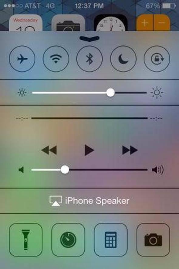 <p>iOS 7’den önce Wi-Fi veya Bluetooth açmak için birkaç sayfa gezerek ayarlar uygulamasına girmek gerekiyordu. Ancak yeni işletim sistemiyle söz konusu işlemi aşağıda yukarıya doğru bir dokunma hamlesi yetiyor. Açılan menüde Wi-Fi, uçak modu ve Bluetooth’un yanı sıra kamera, fener ve hesap makinesi gibi özelliklere ulaşılabiliyor.</p>
<p> </p>