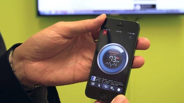 <p><strong>Instant Heart Rate</strong><br />
<br />
Instant Heart Rate uygulaması sayesinde akıllı telefonunuz artık elektronik bir kardiyograf vazifesi görebilecek. Uygulama şu şekilde çalışıyor: Parmağınızı telefon kameranızın üzerine yumuşakça bastırıyorsunuz. Kanın pompalanması sırasında oluşan anlık renk değişimi uygulamanın algoritması tarafından okunuyor ve kalp atış hızınız ölçülüyor. Bu prosedür oldukça etkileyici ve efektif işliyor. Bu nedenle kalp atış hızını sık aralıklarla okumak isteyenler için Instant Heart Rate ideal bir uygulama olmuş. Yine bu uygulama sayesinde sporcular da ek cihazlara ihtiyaç duymadan nabızlarını anında ölçebilirler.</p>
