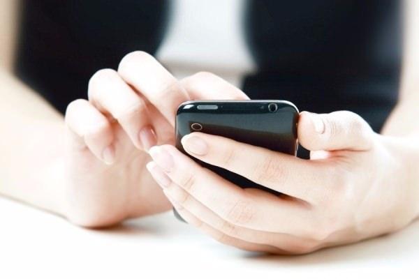 <p>Uçak modunu sadece uçakta kullanılan bir ayar olarak düşünmeyin. Rahatsız edilmek istemediğinizde veya pil tüketimini yavaşlatmak istediğinizde uçak modu, çok faydalı olabiliyor.</p>
