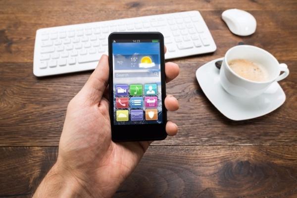 <p>Ancak akıllı telefonunuzda LCD ekran teknolojisi var ise böyle bir durum söz konusu değil. Özellikle Android kullanıcılarının şarj ömrünü uzatması için animasyonlu duvar kağıtlarını kullanmaması gerekiyor. Animasyonlu duvar kağıdı, telefonun işlemcisini daha çok yorduğu için daha çok güç tüketmesine sahip oluyor.</p>
