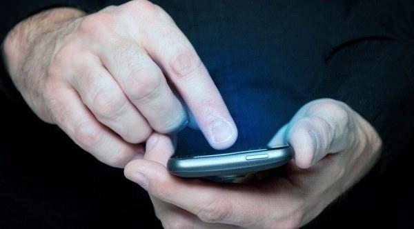 <p>Akıllı telefonların bataryaları kullanıldıkça performansları düşüyor. Bu performansı en üst seviyede tutmak için en önemli etken akıllı telefonları şarj etmek. Şarj ömrünü uzatmak için öncelikli olarak kullanıcıların akıllı telefonlarına uygun şarj aletlerini kullanması gerekiyor.</p>
