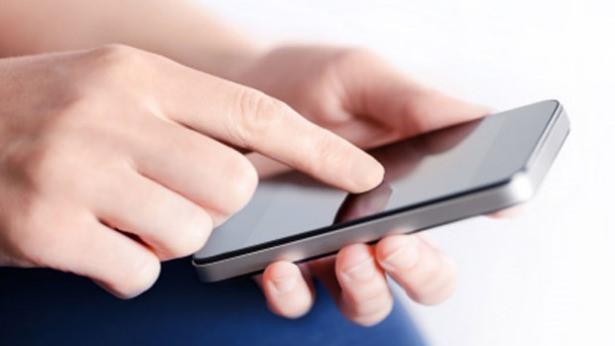<p>Lokasyon bazlı 24 saat açık kalan uygulamalar kullanmıyorsanız, arabanızdan inip navigasyon uygulamanızı kapatırken GPS’sinizi da kapatın. Lazım olunca yine açarsınız. Ana ekrana pratik bir GPS açama/kapama düğmesi ekleyin.</p>