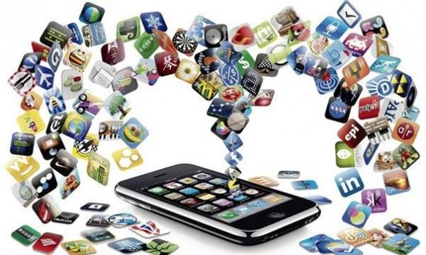 <p>Pil kapasitesi: Telefon veya tablet satın alırken, pil kapasitesine mutlaka dikkat edin. Rakiplerinden daha büyük kapasiteye sahip cihazları tercih etmeye çalışın. Alacağınız model hakkındaki yorumları dikkatle okuyun ve pil kapasitesi hakkındaki eleştirilere dikkat edin. Elbette cihazı satın aldıktan sonra, yukarıda saydığımız tavsiyeleri mutlaka uygulayın. Bu tavsiyeler aynı zamanda cihazın pil ömrünü de uzatacaktır ve bir ya da iki sene sonra ölüm sinyalleri verecek olan pilin belki üç dört sene dayandığına şahit olabileceksiniz. Yani cihazınızın ömrü iki katına çıkacak. Ancak verdiğimiz tavsiyeleri, mobil cihaz kullanım alışkanlığınız haline dönüştürmeli, bunları çok pratik, hızlı, zahmetsizce uygulayacak şekilde telefonunuza doğru uygulamaları kurup, işlemleri pratik hale dönüştürmelisiniz.</p>