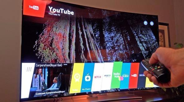 <p><strong>Akıllı TV </strong><br />
<br />
Günümüzde artık tüm cihazlar bir şekilde bağlantı özelliğine sahip. Evinizde akıllı telefon, bilgisayar, tablet, ağa bağlı depolama cihazı gibi aygıtlar varsa TV'nizin de bunlarla bağlantı kurabilmesi daha size daha esnek bir kullanım imkanı sunacaktır. Alacağınız TV'de en azından WiFi veya Ethernet bağlantı seçeneği olmasına özen gösterin. Bazı TV modellerinde bulunan Bluetooth bağlantısı da faydalı olacaktır.</p>
