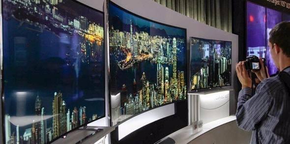 <p><strong>Akıllı TV </strong><br />
<br />
TV'nizin arayüzünün de karmaşık değil derli toplu olması önemli. Görüntü kaynakları arasında geçiş yapmak, ayarları düzenlemek, uygulamaları kullanmak gibi işlevlerin kolayca yapılıp yapılmadığını deneyin.</p>
