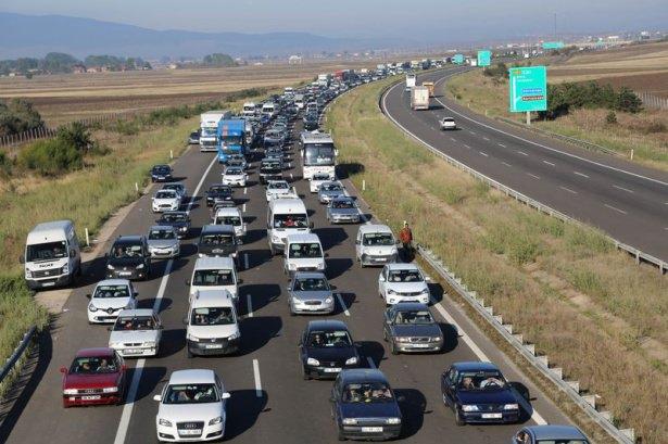 <p>Bayram tatili öncesinde yola çıkan tatilciler nedeniyle TEM otoyolunun Gerede-Karadeniz bağlantı yolunda 12 kilometrelik araç kuyruğu oluştu.</p>