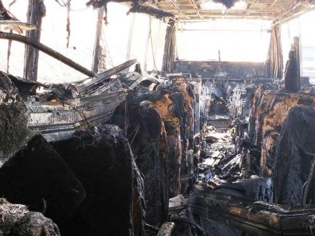 <p>Olay bugün saat 07.00 sıralarında TEM Otoyolu'nun Dilovası Rampası'nın Körfez Köprüsü bağlantı yolu yakınında meydana geldi. 55 yolcusuyla Samsun'dan İstanbul'a giden Ali Tokgöz yönetimindeki yolcu otobüsü, rampayı çıkarken bir anda arkadaki motor kısmından alev aldı. </p>