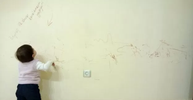 <p>Keçeli kalemle çizilen yerleri<strong> saç spreyi ya da deodorant gibi ürünleri </strong>kullanarak temizleyebilirsiniz. </p>
