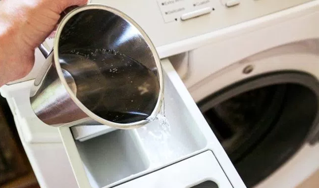 <p>Bir miktar sirkeyi deterjan için ayrılan bölüme koyun ve uzun bir yıkama yapın. Bittiğinde çamaşır makineniz temizlenmiş olacaktır. </p>
