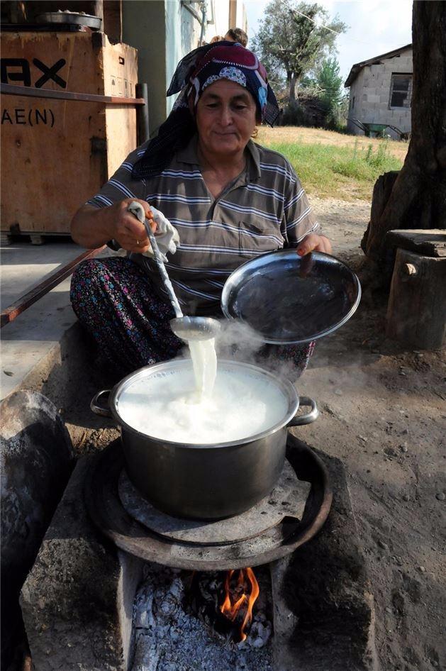 <p>Önce doğal olarak beslenen hayvanlardan geleneksel yöntemle sağılan süt, odun ateşinde pişirilip bir süre dinlendirildikten sonra mayalanarak yoğurt haline getiriliyor.</p>
