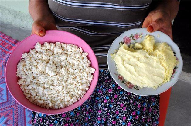 <p>Ayran da odun ateşinde pişirilip suyundan arındırılmasının ardından bez torbalarda bekletilip çökeleğe dönüştürülüyor.</p>
