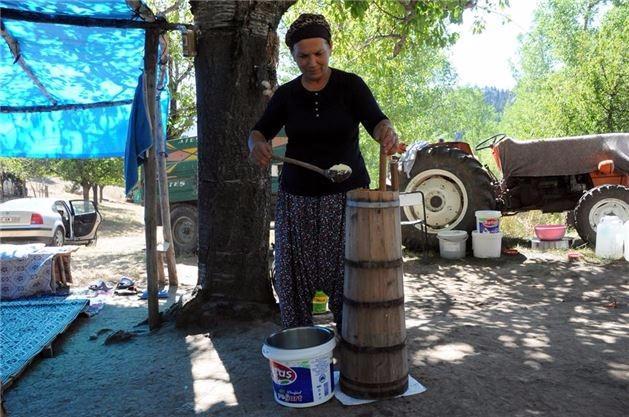 <p>Kızyusuflu köyünde yaşayan Hatice Tarımcı, büyükbaş hayvan yetiştiriciliğinin zor ve zahmetli bir iş olduğunu söyledi. Köyde yaşayanların süt, yoğurt, tereyağı ve çökelek gibi ürünlerin yapımının uzun bir zaman gerektirdiğini dile getiren Tarımcı, şöyle konuştu:</p>
