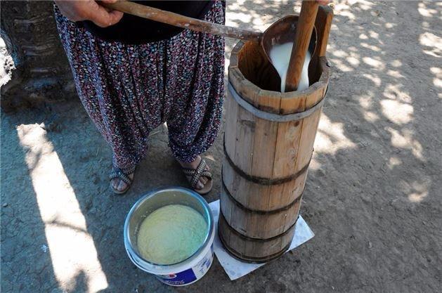 <p>Yoğurt ayran olurken, yağı toplanır. Bir kapta soğuk su ile ovalar, ayranından ayırırız. Elde ettiğimiz tereyağını kaplara alırız. Arda kalan ayranın bir kısmını sofralarda içmek veya misafirlerimize ikram etmek için buzdolabında muhafaza ederiz.</p>
