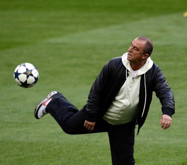 Teknik Direktör Fatih Terim de idmanda top ile çalışmalar yaparken, yaptığı klas hareketlerle alkış topladı.