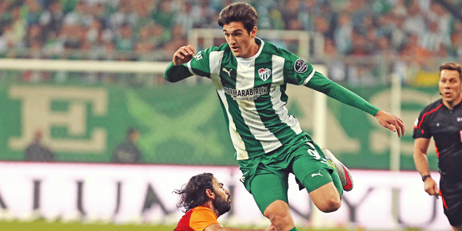 <p>Ligde topladığı 19 puanla 4. sırada yer alan Bursaspor'un 19 yaşındaki golcüsü Kubilay Kanatsızkuş'un Terim tarafından kadroya çağrılabileceği iddia ediliyor. Takımıyla 8 maça çıkan ve 2 gol 2 asist kaydeden genç oyuncu saha içindeki efektif performansı ile milli takım yetkililerini etkilemiş durumda. Terim'in Hamza Hamzaoğlu'ndan da 'olumlu' referans aldığı Kubilay'a görece güçsüz Kosova kadrosunda yer vermesi ihtimaller dahilinde.</p>
