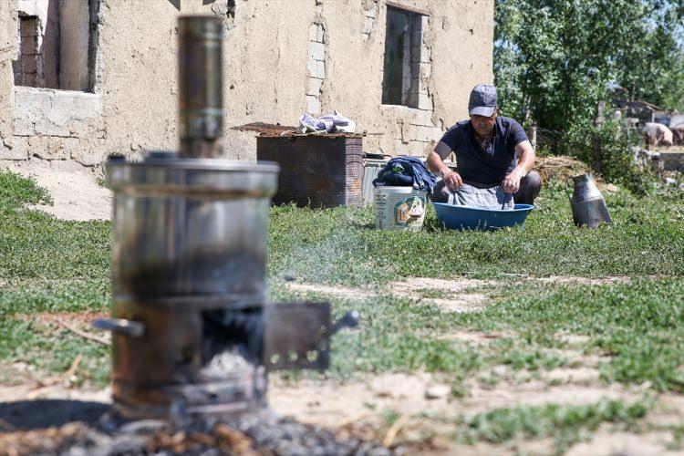 <p>İ&ccedil;ede sokağa &ccedil;ıkma yasağının uygulandığı d&ouml;nem ailesiyle k&ouml;ydeki akrabalarının yanında kalan Hamza Aykut'un, kıt imkanlarıyla yaptığı evi, ter&ouml;r saldırıları nedeniyle kullanılamaz hale geldi.</p>
