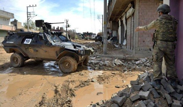 <p>-15 Aralık 2015'ten bugüne kadar operasyon bölgelerinde 35 bin 421 ev arandı. Bu evlerden 14'ü arama yapılırken teröristlerce patlatıldı.</p>