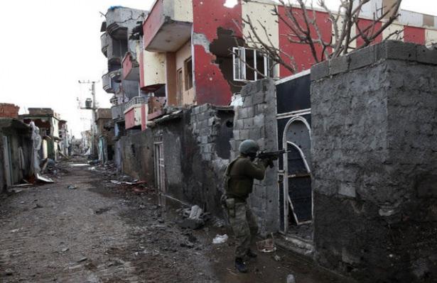 <p>-Bölücü başı eski yöntemleriyle düşünürse, yine arabulucu ayağıyla çatışmaları durdurmaya çalışacak, yoksa kendi de anlamsızlaşacak.</p>