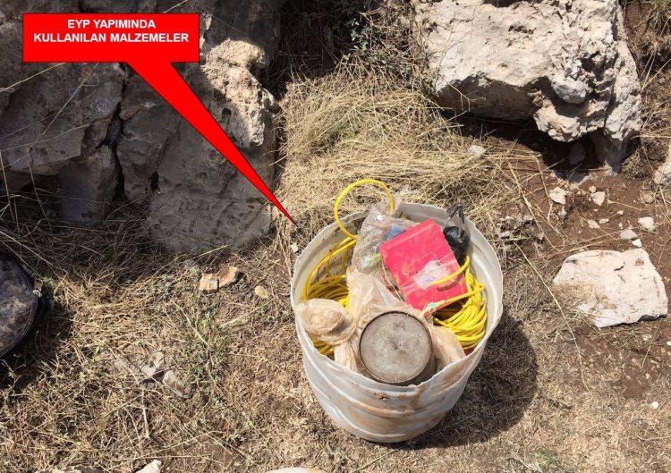 <p>Şırnak-Kato Dağı bölgesinde tespit edilen 26’ncı mağarada yapılan aramada, 16 adet muhtelif tipte silah, 35 bin biksi mühimmatı, 14 bin 700 kalaşnikof mühimmatı, 350 uçaksavar mühimmatı, 70 kanas mühimmatı, 26 havan mühimmatı, 100 havan mühimmat başlığı, 3 antitank mayını, EYP yapımında kullanılan çok sayıda entegre devre ve malzeme ile çok sayıda yaşam malzemesi ele geçirildi.</p>
