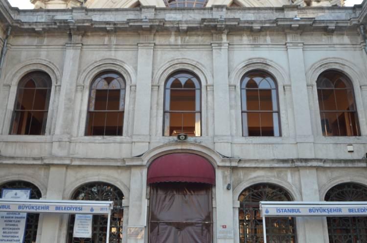 <p>Caminin özellikle 2’nci katındaki stada bakan camların tamına yakınının kırıldığı görüldü. Çalışmaların devam ettiği camiye gelen İstanbul Müftüsü Rahmi Yaran bizzat incelemelerde bulundu.</p>

<p> </p>
