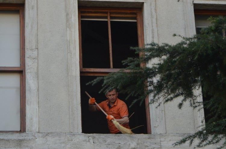 <p>İstanbul Müftüsü Yaran, incelemelerin ardından camiden ayrılırken, belediye ekipleri ve müftülük ekipleri camide temizlik çalışmalarını sürdürüyor.</p>