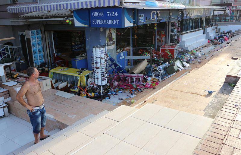 <p>Alanya'da dün akşam saatlerinde teröre tepki eylemi sonrası olaylar çıktı. HDP ilçe başkanlığının bulunduğu bina ve yanındaki bir restoran bazı göstericiler tarafından ateşe verildi.</p>

<p> </p>
