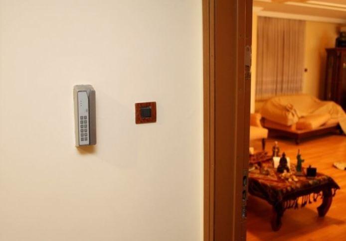 <p>150 ODA<br />
<br />
Binanın 3 katında 150'ye yakın otel odası bulunuyor. Her birinin numarası var. Otel odalarının birinden Ankara'daki Topçu ve Füze okuluna ait bir kep bulundu...</p>
