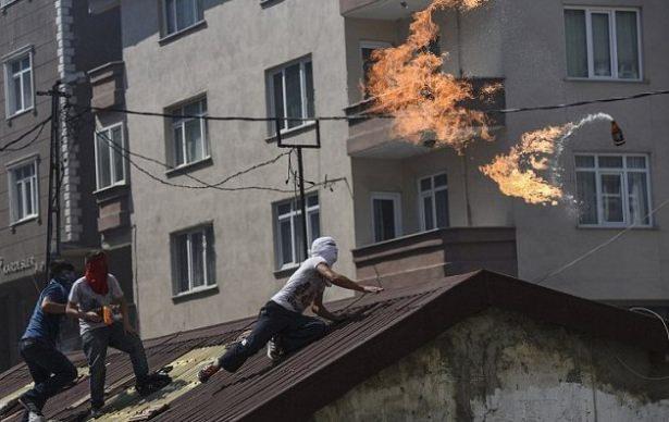 <p><span style="color:#FFFFFF">Öte yandan Gazi Mahallesi'nde bu olaylar yaşanırken, bazı sanatçılar ve gazeteciler, Gazi Mahallesi'nden yeni bir Gezi ayaklanması çıkarma çabası içersine girmişti.</span></p>