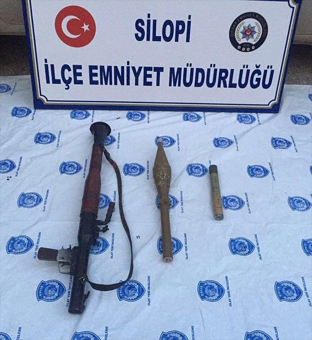 <p>Güvenlik güçlerinin ilerleyişini durdurmak için sokak aralarına, evlere el yapımı patlayıcılar yerleştiren teröristler binaların duvarlarında açtıkları deliklerden zaman zaman ateş açıyor.</p>
<p> </p>