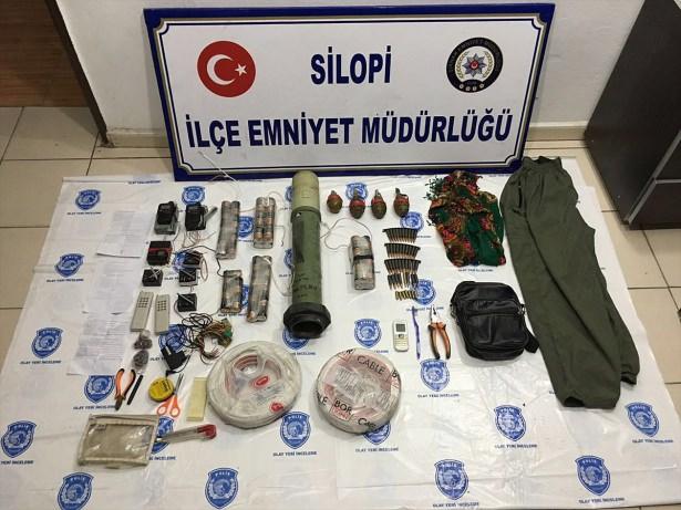 <p><strong>VATANDAŞLAR TEMEL İHTİYAÇLARINI KARŞILIYOR</strong></p>

<p>Silopi Kaymakamlığının Yenişehir, Dicle ve Ofis mahallelerinde belli saatlerde araçlardan gıda satışı yapılmasına izin vermesinin ardından bazı vatandaşlar bu mahallelerde zaman zaman evlerinden çıkarak temel ihtiyaçlarını karşılıyor. İlçede sürekli sokağa çıkma yasağının sürdüğüne dair anonslar yapılıyor.</p>
