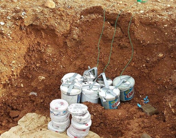 <p>İlçede, acil hastalar 112 Acil Servisi ambulanslarıyla hastaneye kaldırılıyor. Ayrıca, sağlık görevlileri tarafından da evlere ilaç servisi yapılıyor.</p>
<p> </p>