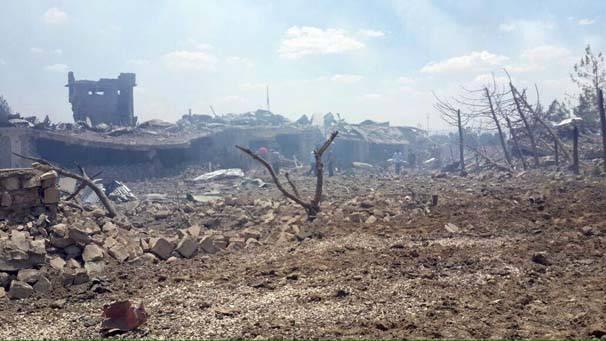 <p>Mardin'in Sultan Şeyhmus beldesinde bulunan Cevizpınar Jandarma Karakolu'na bombalı saldırı düzenlendi. Patlamanın sesi Mardin merkezden de duyulurken, bölgeye çok sayıda ambulans ve güvenlik görevlisi sevk edildi. Saldırı sonrası çatışmaların devam ettiği ifade ediliyor.</p>

<p> </p>

