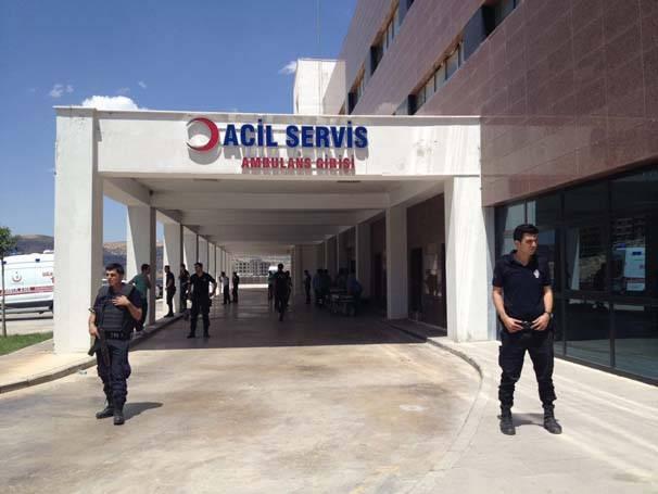 <p>Saat 13.00 sıralarında PKK'lılar Cevizli Jandarma Karakolu'na bombalı araçla saldırı düzenledi. Bomba yükle aracı infilak ettiren PKK'lılar karakola ateş açarken, askerler anında karşılık verdi.</p>

<p> </p>
