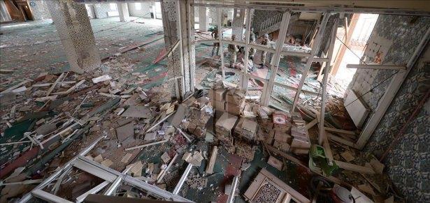 <p>Bir bölümü yakılmış Kuran'ı Kerim sayfalarını toplayan askerler öptükten sonra başlarına koyarak cami içinde yüksek bir yere bıraktı.</p>
