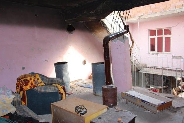 <p><strong>35-40 TERÖRİST KALDI</strong></p>
<p>Sur’da 85 gün önce 300 civarında militanla saldırılara başlayan terör örgütü PKK, sokağa çıkma yasağı sonrası ağır kayıplar verdi. HDP’li belediye başkanları ve milletvekillerinin sağladığı lojistik desteğe rağmen bölge halkından destek alamayan teröristlerin sayısı, başarılı operasyonlar sonrası 35-40’a düştü. Kalan teröristlerin büyük kısmı ise dağ kadrosundan oluşuyor.</p>