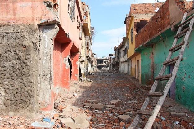 <p><strong>TERÖRİSTLERİN KAÇMA ŞANSI YOK</strong></p>
<p>1 kilometrekarelik alanı tamamen abluka altına alan güvenlik güçleri, Hasırlı Mahallesi’ne sıkışan teröristlerin kaçabilecekleri hiçbir alan bırakmadı.</p>
<p>Sokak başlarında oluşturulan etrafı kum torbalarıyla çevrili küçük mevzilerde 24 saat nöbet tutan asker ve polisler, gece görüş sistemine sahip kask ve techizatlarıyla adeta kuş uçurtmuyor.</p>
