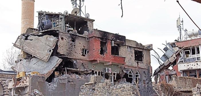 <p><strong>“MİLLETİMİZİN DUALARIYLA GÜÇLÜ VE KARARLIYIZ”</strong></p>
<p>Operasyon alanında bilgi veren komutanlar, “Şu anda son aşamaya gelmiş durumdayız. Bütün asker ve polislerimiz, milletimizin dualarıyla son derece güçlü ve kararlı bir şekilde terörle mücadeleyi sürdürüyor. Milletimiz şunu iyi bilsin ki; bu yiğit vatan evlatları olduğu sürece, hiçbir düşman hain emellerine ulaşamayacaktır. En temel hassasiyetimiz; hiçbir sivil ve masum insanın canına zarar gelmemesidir. Yakın bir zamanda bütün terör unsurlarını temizleyip, terörün mağdur ettiği vatandaşlarımızın yeniden huzurlu bir şekilde evlerine dönmelerini temin etmiş olacağız” dediler.</p>