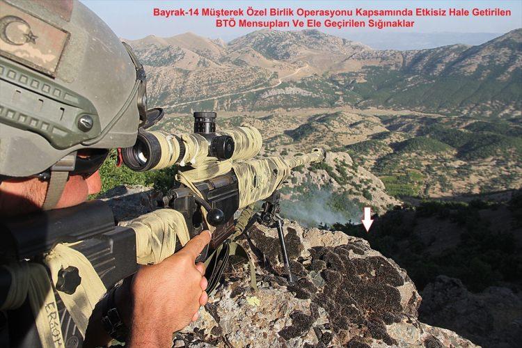 <p>Ele geçirilen sığınaklar içinde; 37 adet EYP yapmak için tüp, 1 adet sığınak girişine tuzaklanmış EYP, 27 adet EYP için hazırlanmış düzenek, 116 adet EYP düzeneği hazırlamak için büyük ve küçük pil, 2 adet telsiz, 6 adet batarya, 1 adet dürbün, 40 adet EYP düzeneği için hazırlanmış pil bloğu, 17 takım BTÖ kıyafeti (3 kadın, 14 erkek), 10 adet kaleşnikof şarjörü, 240 adet kaleşnikof fişeği, 1 adet silah üstü gece görüş dürbünü, 4 adet EYP düzenekleri için akü, 10 adet hava görüntülerini engellemek maksatlı kullandıkları şemsiye, 1 adet güneş paneli, çeşitli ebat ve boylarda çadır, sığınak yapımında kullanılmak üzere muhtelif malzemeler, EYP düzenekleri için kullanılan kablo, EYP döşemekte kullanılan alet ve malzemeler, çok sayıda muhtelif örgütsel doküman, muhtelif yaşam malzemesi, muhtelif giyim malzemesi, muhtelif gıda maddesi ve tıbbi malzemeler ele geçirildi.</p>
