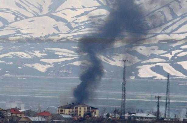 <p>Üst kısmı branda ve naylon ile kapatılan "sera" görünümlü tünele gerekli tedbirleri aldıktan sonra giren güvenlik güçleri, söz konusu yerin kazıldıktan sonra içine de kum torbaları ile barikatlar kurulduğunu tespit etti.</p>