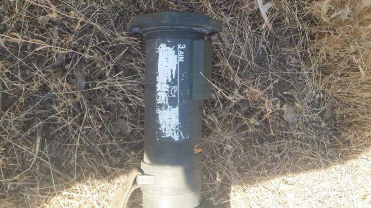 <p>Teröristle birlikte 1 Kalaşnikof bu silaha ait 5 dolu şarjör, 3 el bombası, AT-4 tanksavar silahı, 1 adet RPG-7, 4 adet RPG-7 mühimmatı ele geçirildi.</p>