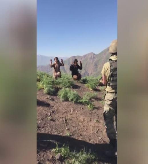 <p>Hakurk kampından yaşadıkları insanlık dışı muamelelere ve baskıya dayanamayarak kaçtıkları belirtilen 2 erkek terörist Şemdinli kırsalında, 2 kadın terörist ise Şemdinli Gedik Tepe mevkiinde olmak üzere silahsız ve teçhizatsız olarak kendi istekleri ile teslim oldu. </p>
