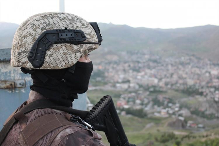 <p>İftar saatinde okunan ezanla sofrada bir araya gelen polisler, dua ederek orucunu açarken, arkadaşları da nöbeti devralıyor.</p>
<p> </p>