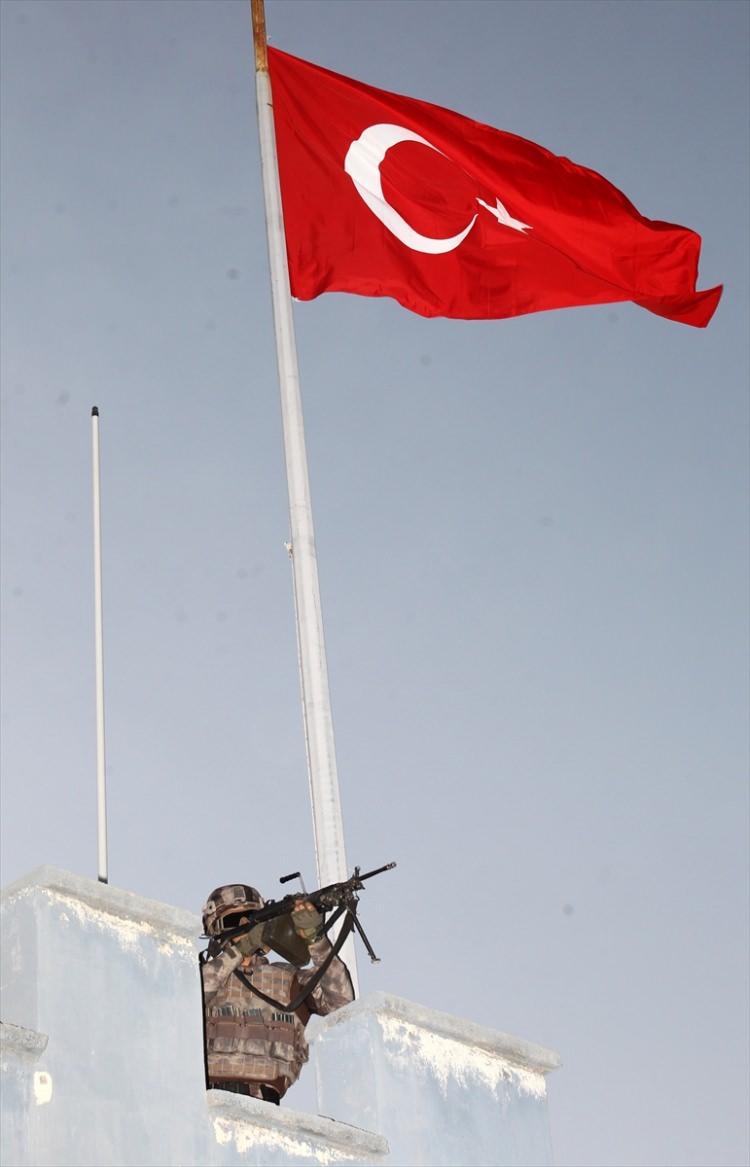 <p>Kentin çevresindeki hakim tepelerde oluşturulan üs bölgelerinde görev yapan özel harekat polisleri, olası terör saldırılarına karşı termal kameralarla her türlü hareketliliği de yakından takip ediyor.</p>
<p> </p>