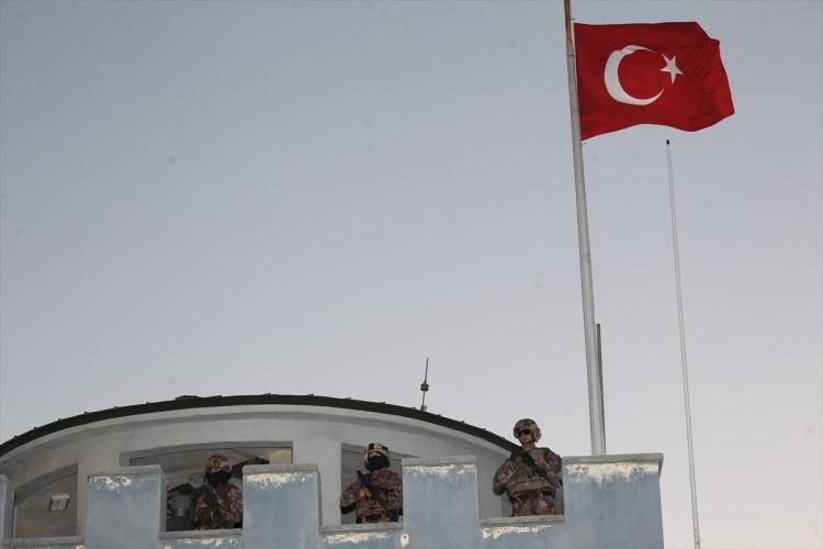 <p>Üs bölgelerinde milletin huzuru ve vatanın bütünlüğü için 7 gün 24 saat nöbet tutan güvenlik güçleri, teröre geçit vermiyor.</p>
<p> </p>