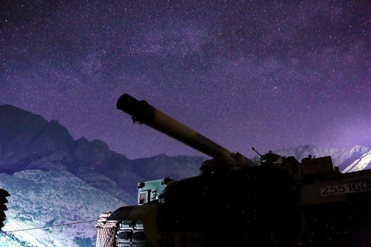 <p>Yüksekova ilçesi Dağlıca 6'ncı Sınır Hudut Tabur Komutanlığı'na bağlı askerler, bölgede teröristlere yönelik operasyonlarına devam ediyor. Bölgedeki zorlu arazi şartlarında askerlerin ağır silah ve mühimmatları katırlarla taşınırken, keşif faaaliyetleri ise drone tarafından yapılıyor. </p>